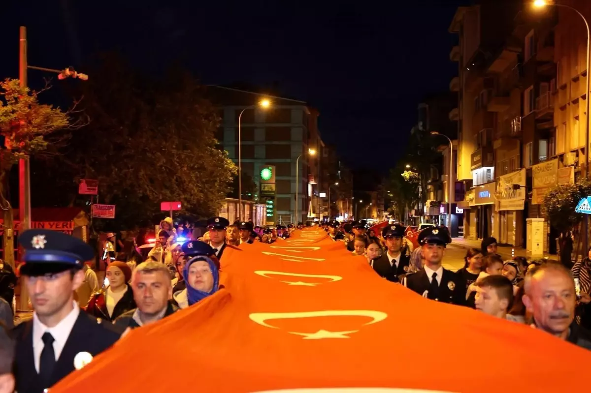 Afyonkarahisar'da 19 Mayıs Coşkusu: Gençlik Yürüyüşü ve Koro Performansı