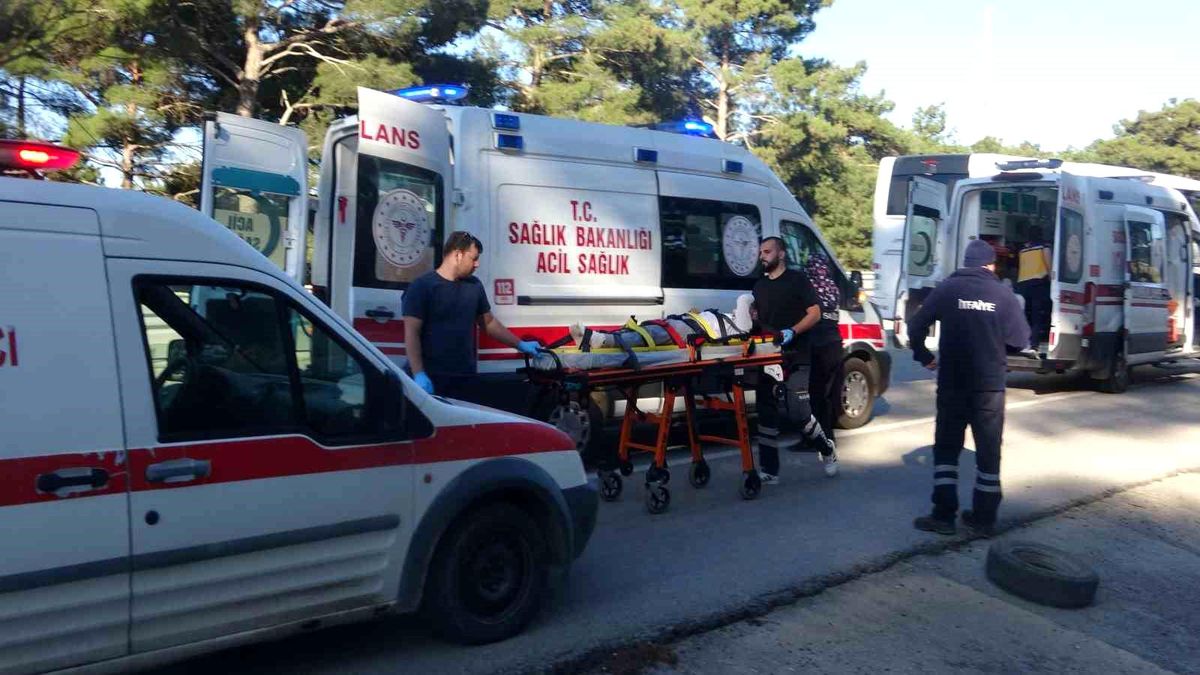 Çanakkale'de Otomobil Devrildi: Anne ve Oğlu Yaralandı
