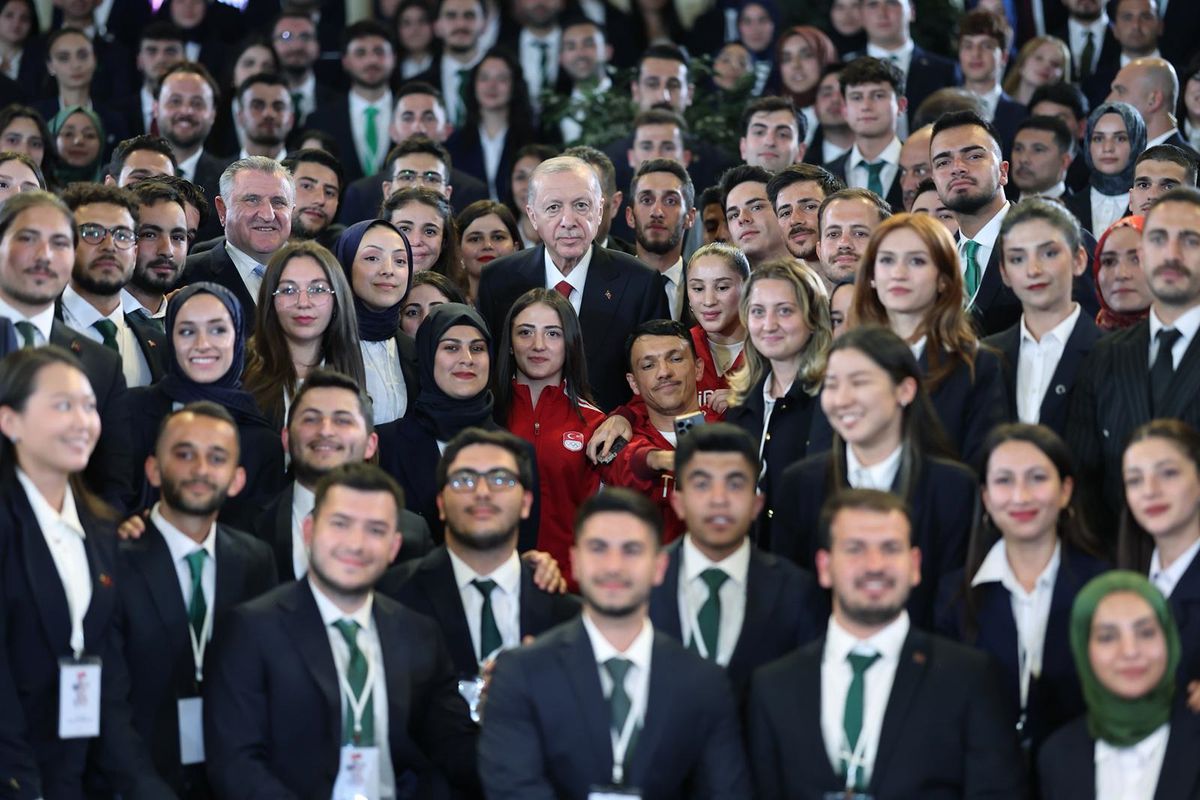 Cumhurbaşkanı Erdoğan, Gençler ve Milli Sporcularla Bir Araya Geldi