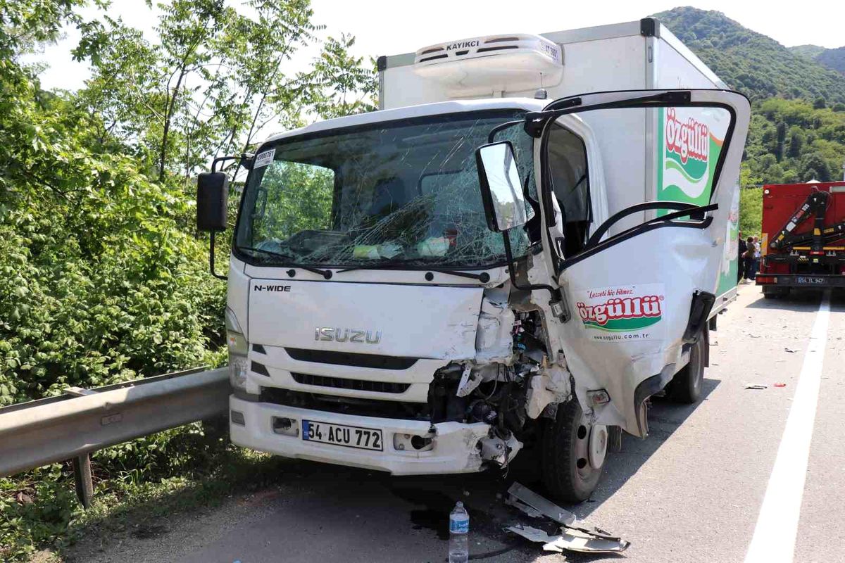Sakarya'da Kamyonet ve SUV Çarpıştı: İki Kişi Yaralandı