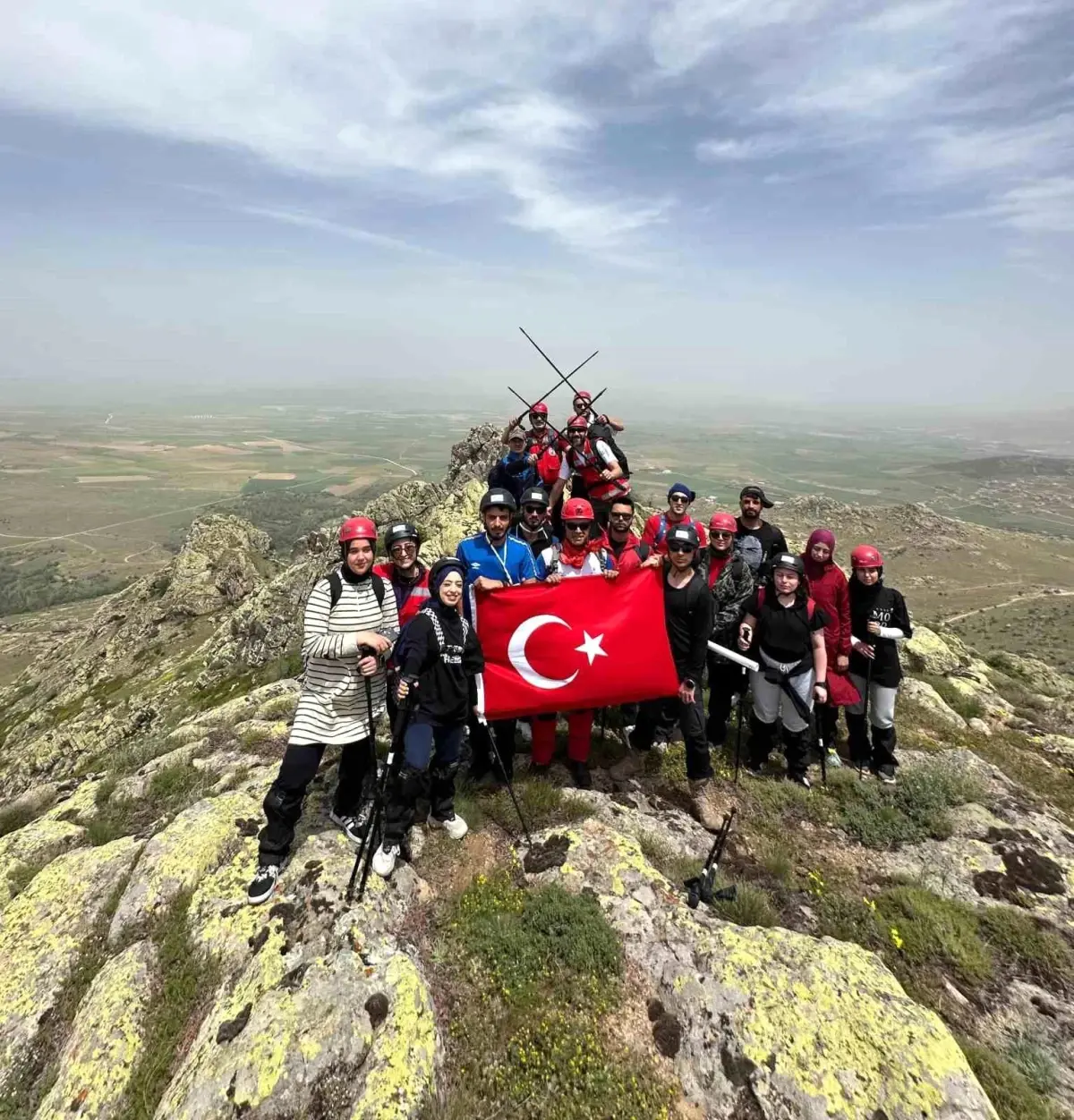 Kırşehir'de Dağcılar 19 Mayıs'ı Davullu Zirvesi'nde Kutladı