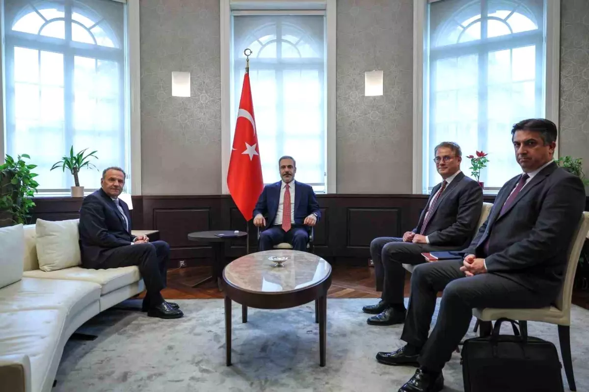 Bakan Hakan Fidan Sırbistan'da Sosyal Demokrat Parti Genel Başkanı ile Görüştü