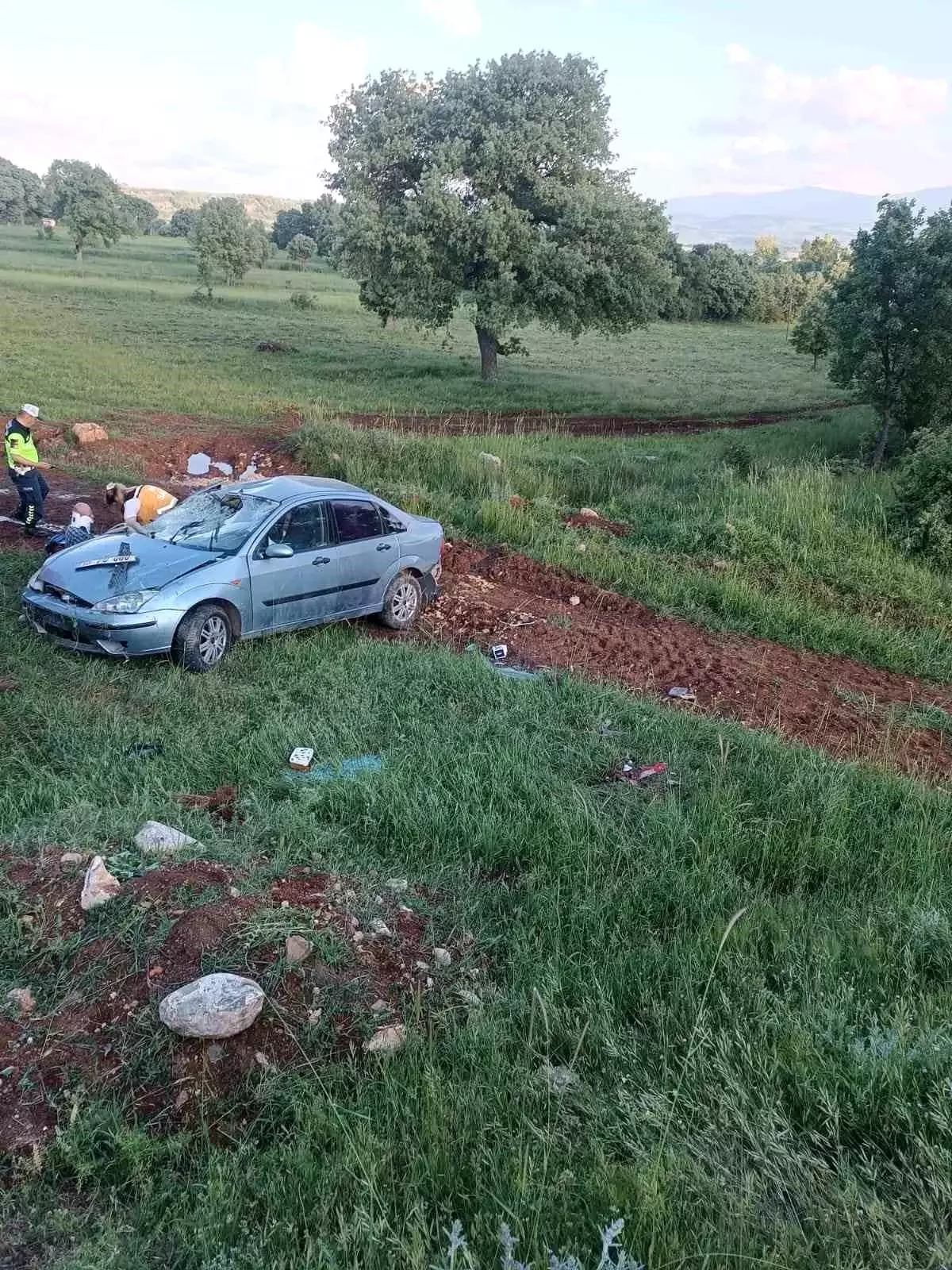 Balıkesir'de Şarampole Uçan Otomobilde 3 Yaralı