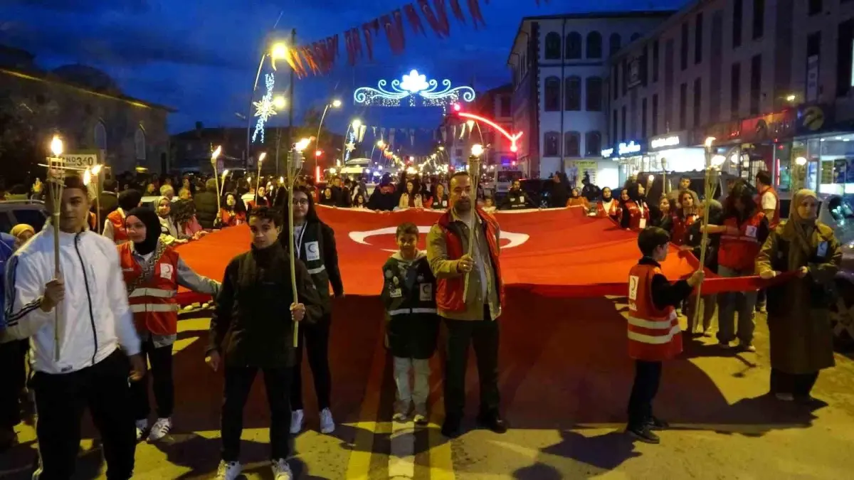 Erzurum'da Meşaleli Yürüyüşle Gençlik Bayramı Kutlandı