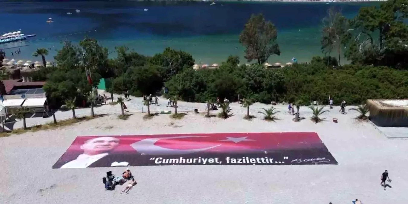 Ölüdeniz'de 19 Mayıs Coşkusu: Dev Bayrak ve Yamaç Paraşütü Etkinlikleri