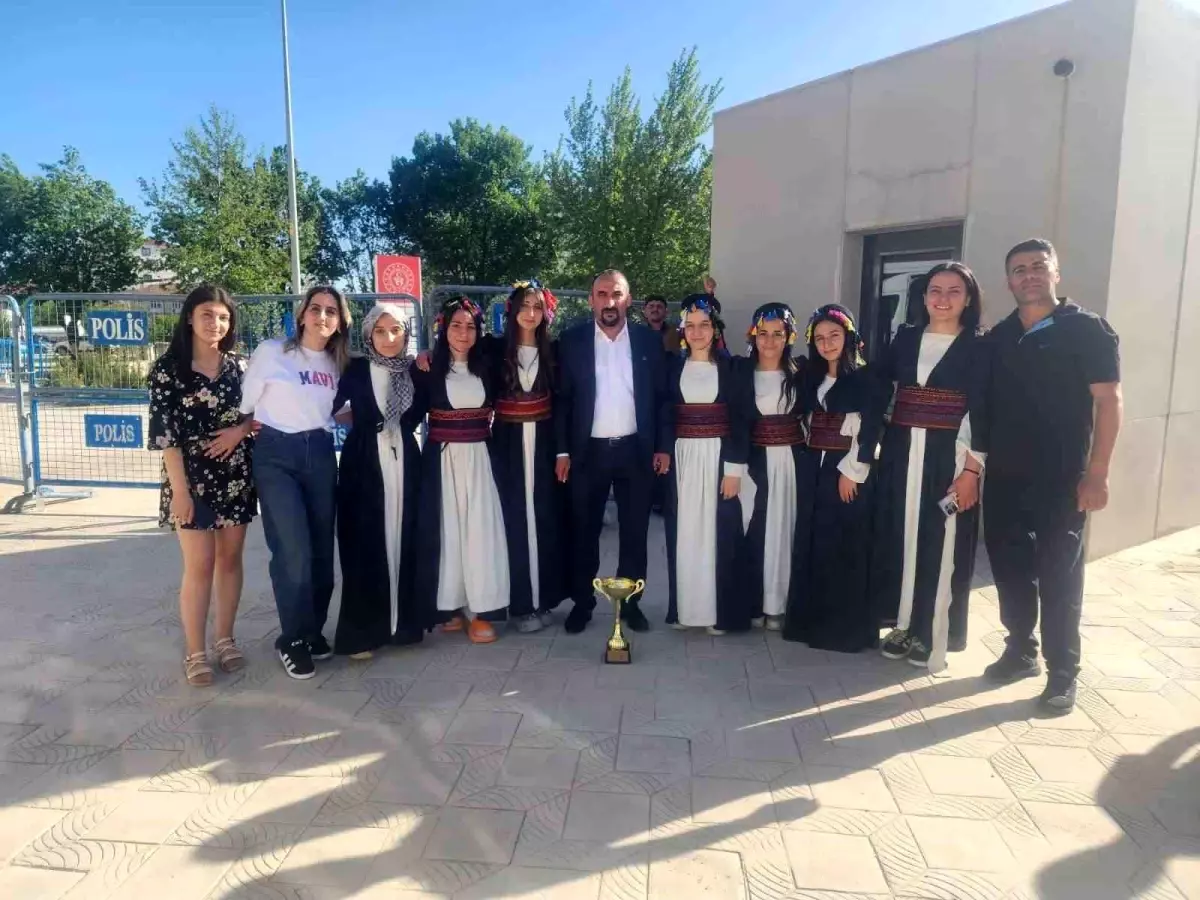 Hakkari'nin Halk Oyunları Kulüpleri Bölge Şampiyonu Oldu