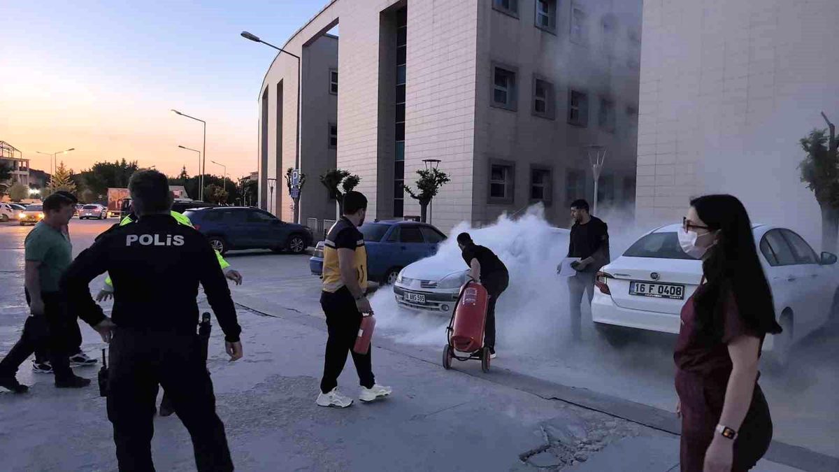 Bursa'da Hastane Otoparkında Araç Yangını