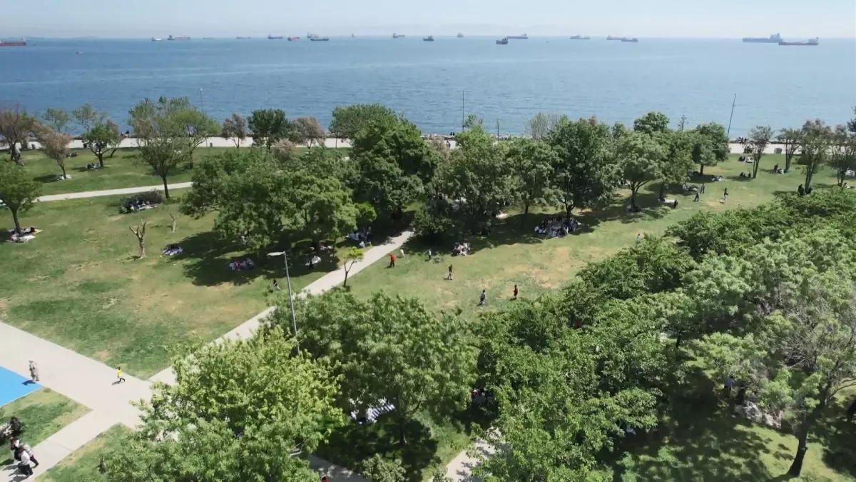 İstanbul'da 19 Mayıs Bayramı'nda Sıcak Hava ve Kalabalık Sahiller