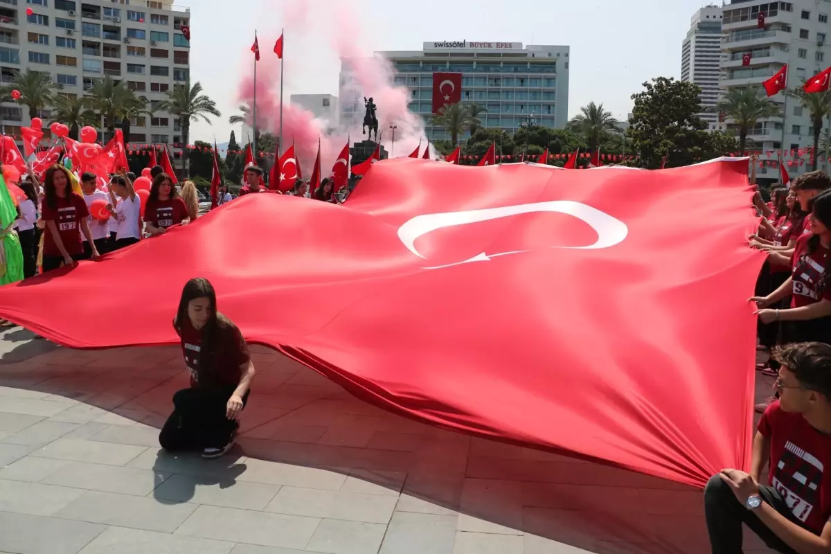 İzmir'de 19 Mayıs Atatürk'ü Anma, Gençlik ve Spor Bayramı Coşkuyla Kutlandı