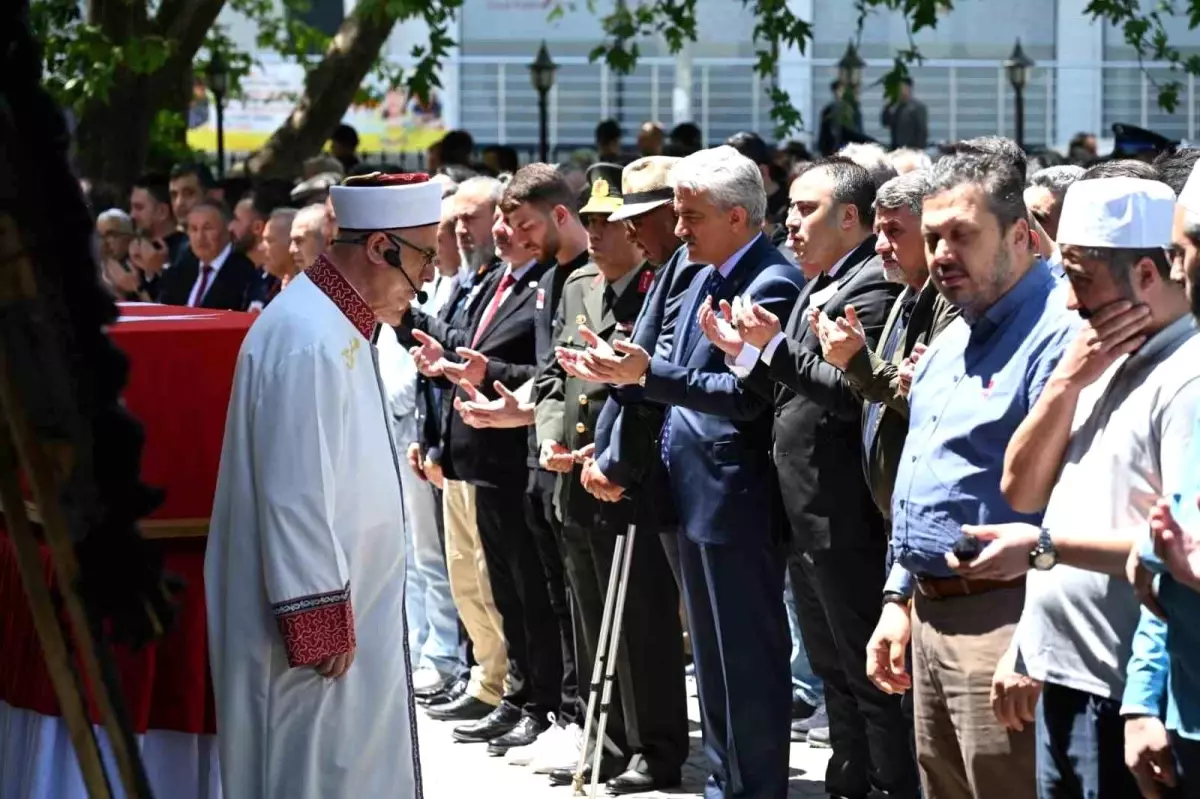 Kalp krizinden hayatını kaybeden Emniyet Müdürü Canpolat Kırıkkale'de toprağa verildi