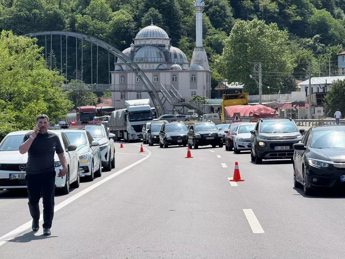 Geyve'de Kamyonet ve Cip Arasında Kaza: 2 Yaralı