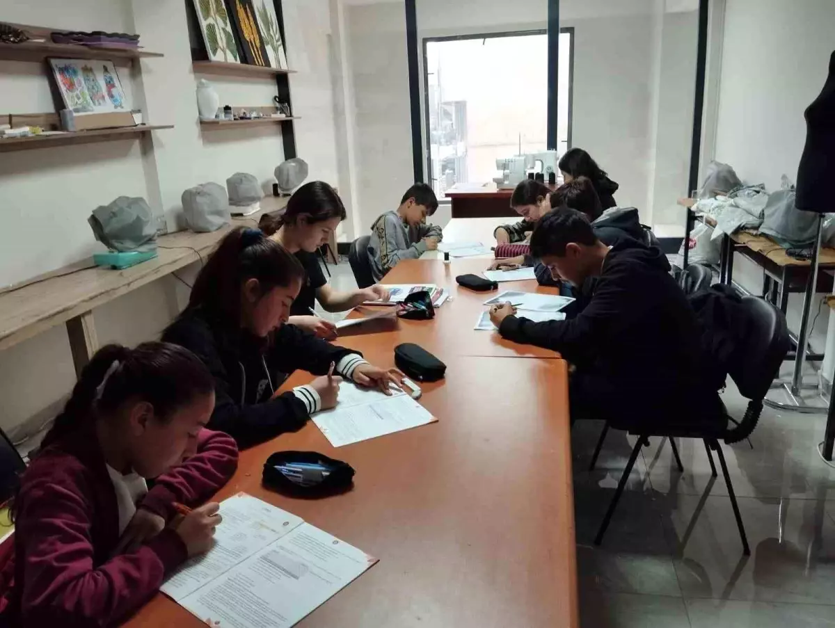 Karacasu'da LGS'ye Hazırlanan Öğrencilere Etüt Desteği