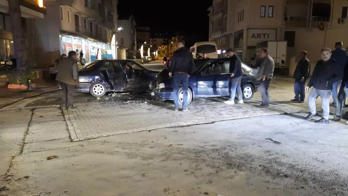 Kastamonu'da İki Otomobil Çarpıştı, 1 Çocuk Yaralandı