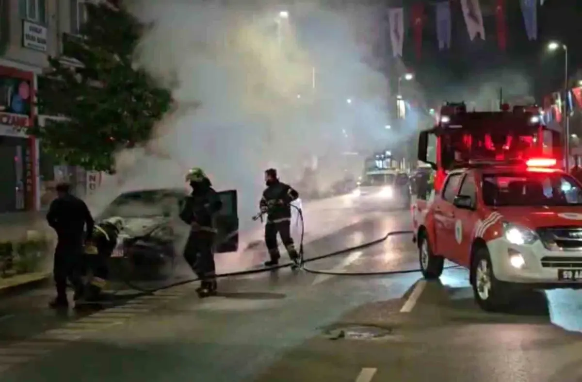 Çerkezköy'de Park Halindeki Otomobil Patladı ve Yandı