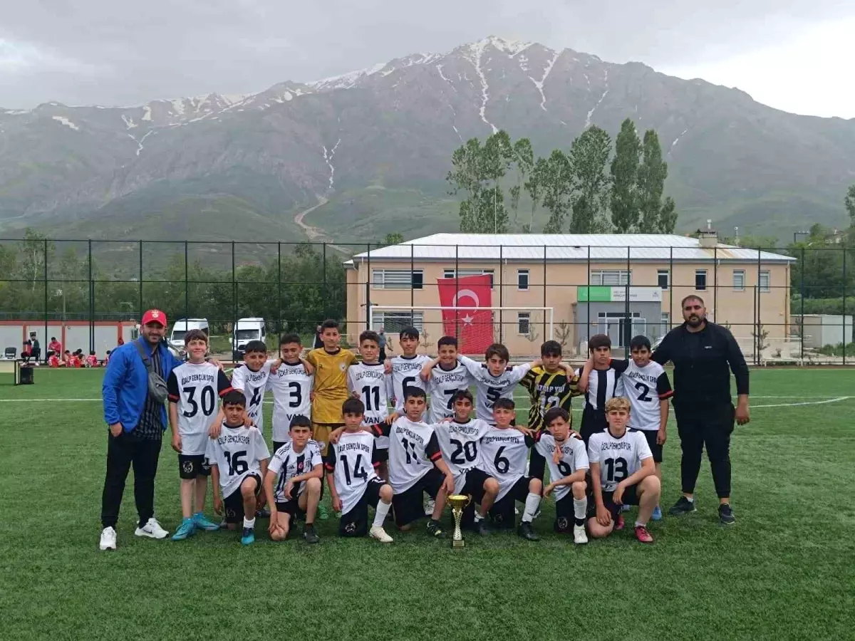Gevaş'ta 3. Geleneksel Futbol Turnuvası'nın Şampiyonu Özalp Gençlikspor Oldu