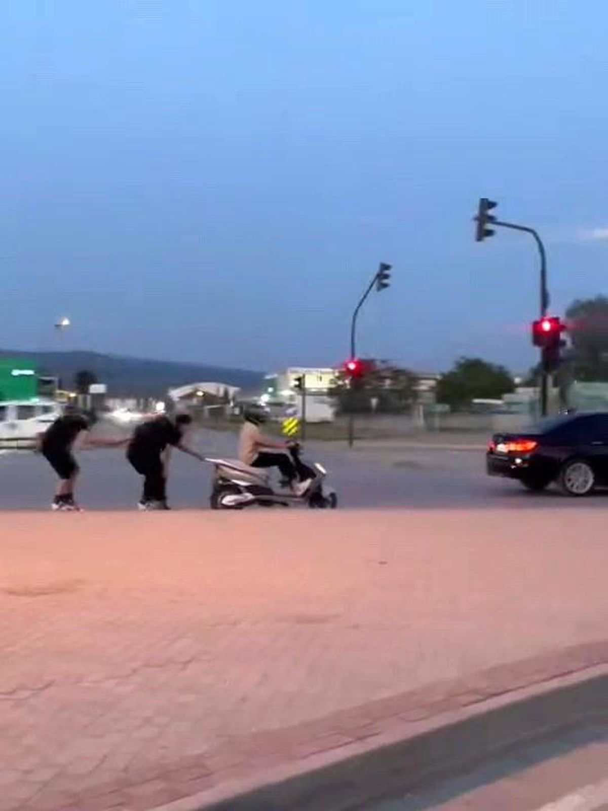 Bursa'da Patenli Gençlerin Motosikletle Tehlikeli Yolculuğu Kamerada