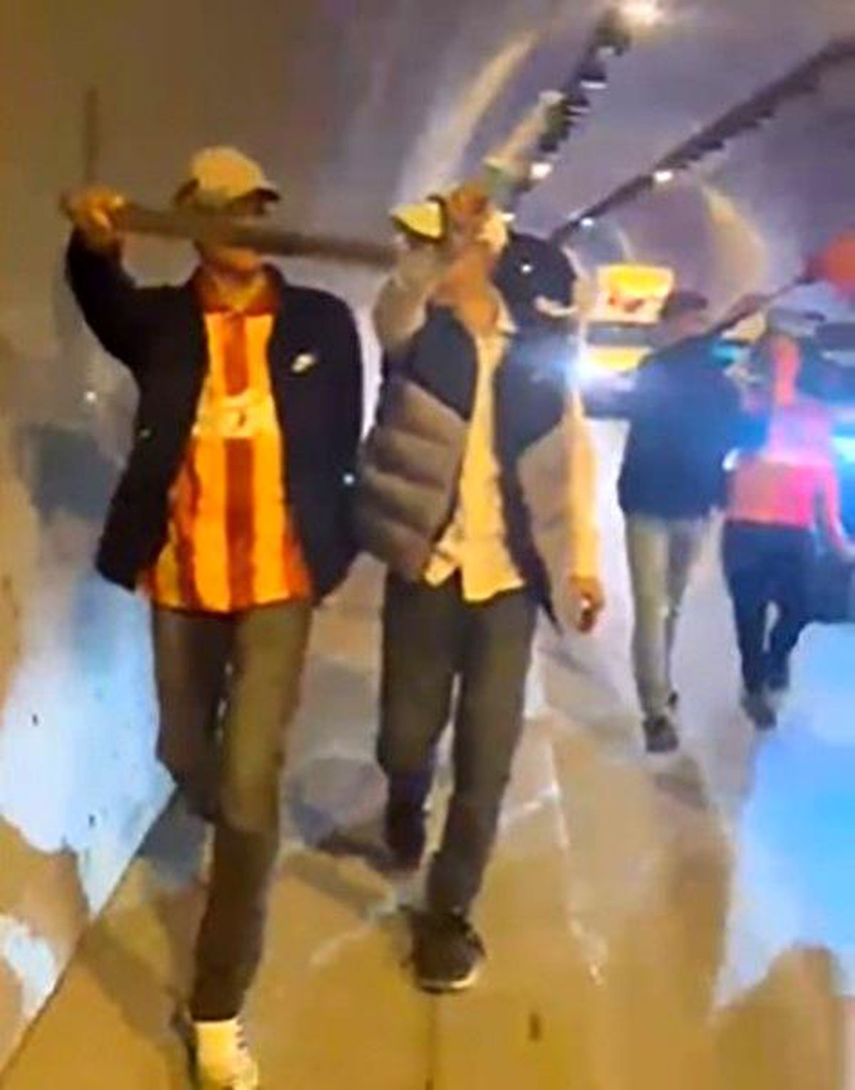 Galatasaray Şampiyonluk Kutlamasında Döner Bıçaklı İki Genç Gözaltına Alındı