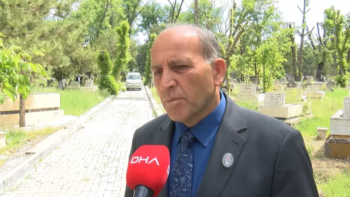 Dedesi için Temsili Mezar Yaptırdı