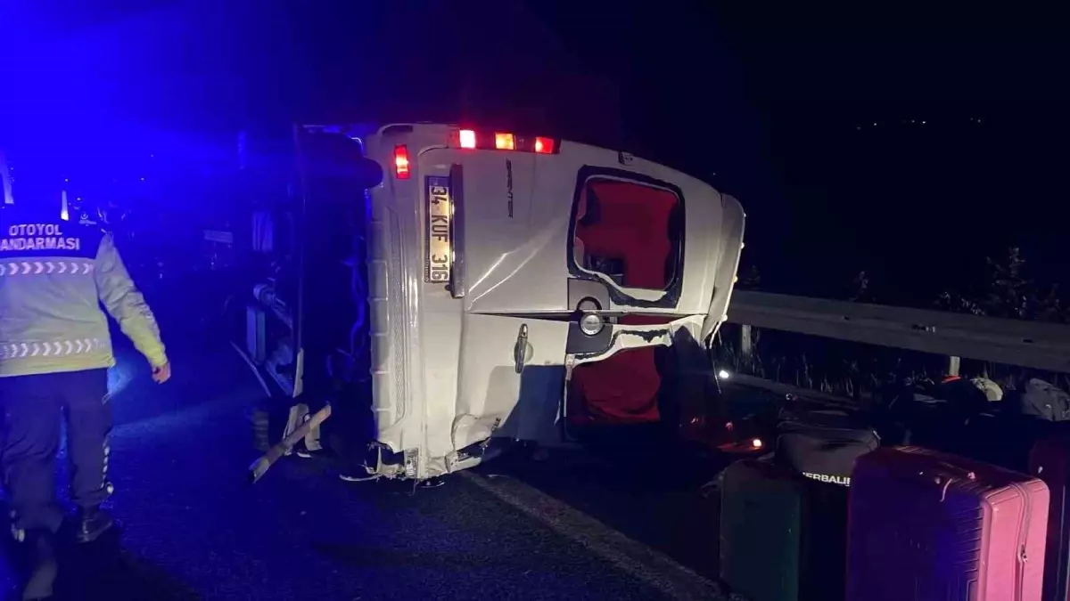 Soma'da Servis Minibüsü Devrildi: 1 Ölü, 13 Yaralı