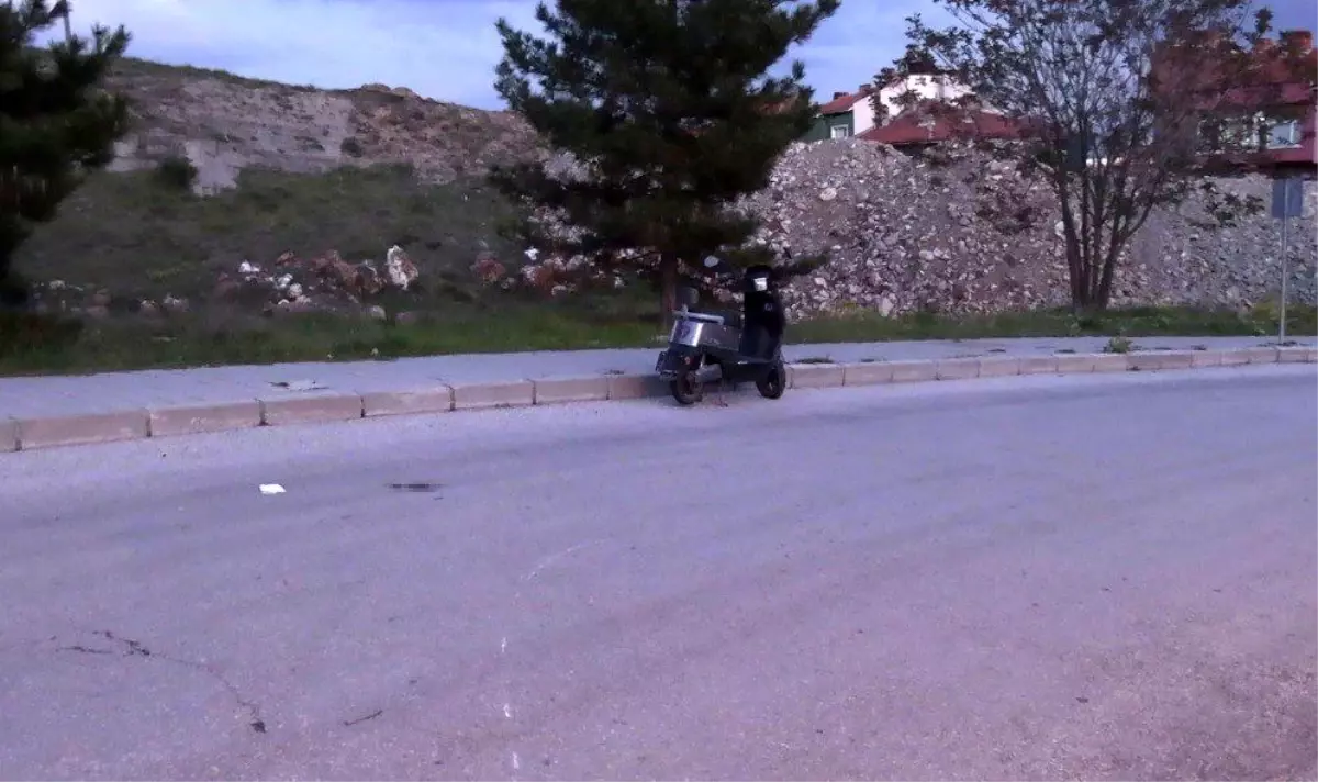 Tavşanlı'da elektrikli motosiklet devrildi: 1 yaralı