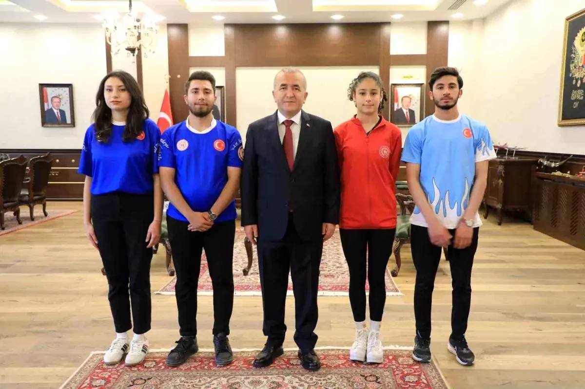 Elazığ Valisi Hatipoğlu, Gençlerle Bir Araya Geldi