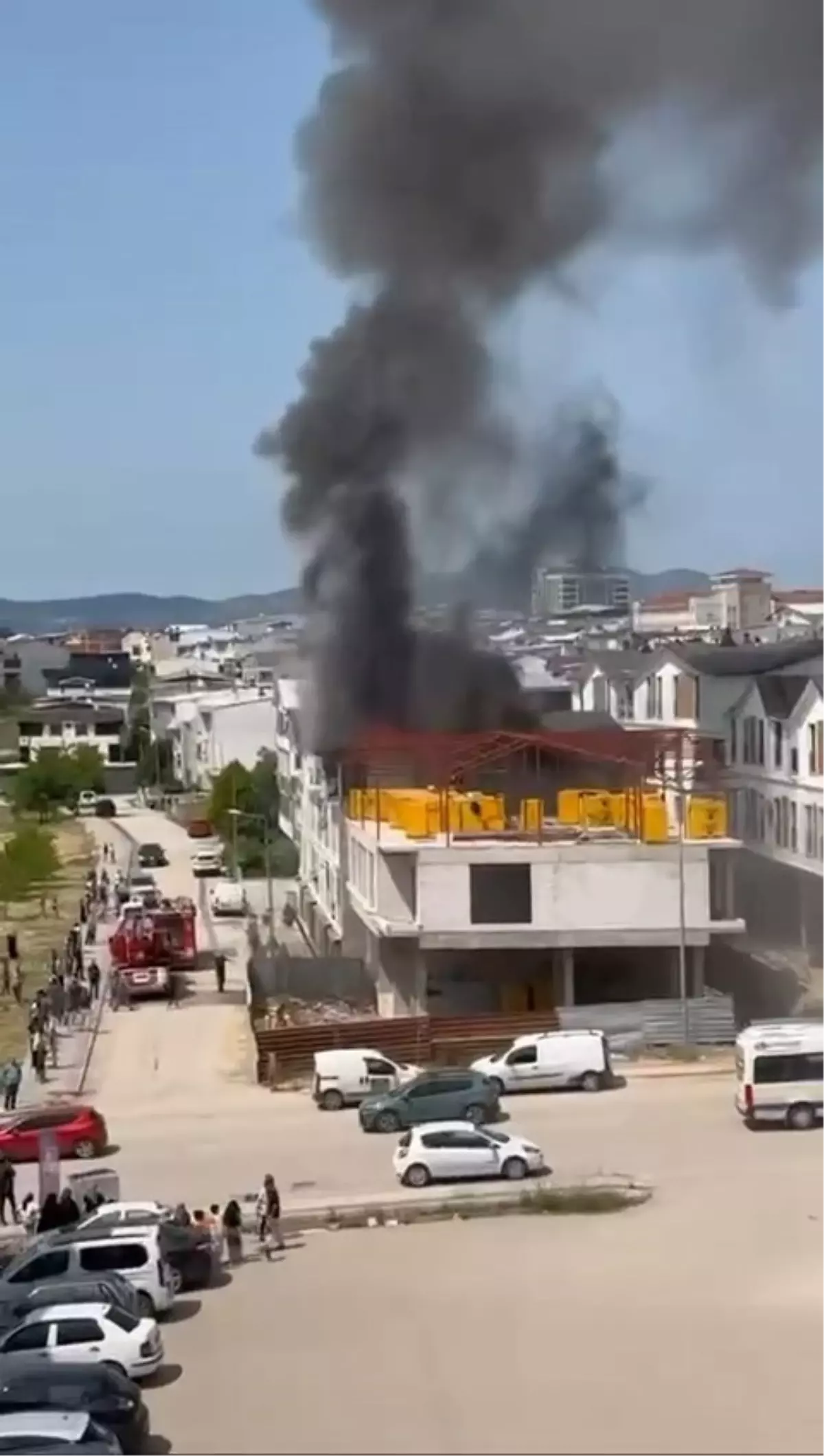 Bursa'da 4 Katlı Binanın En Üst Katında Yangın