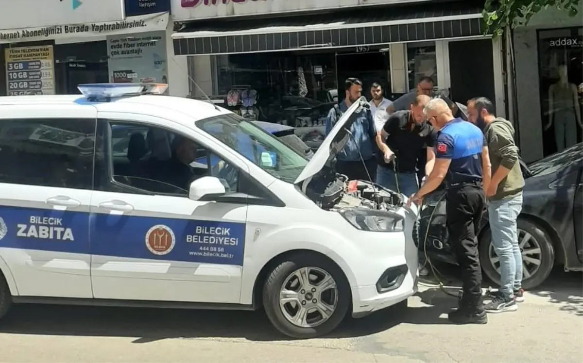 Zabıta Ekibi Park Halindeki Araca Akü Takviyesi Yaptı