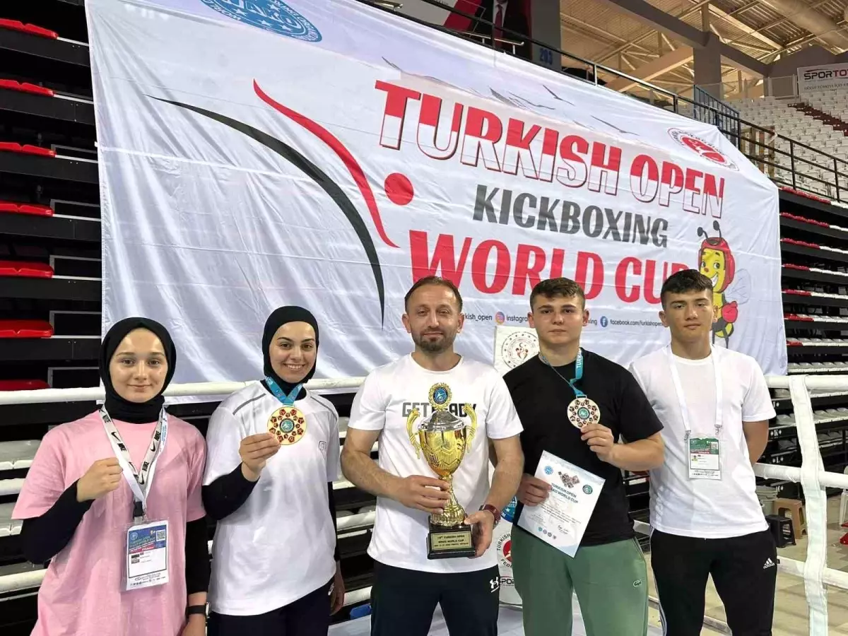 Düzceli Sporcular Uluslararası Kick Boks Dünya Kupası'nda 3 Madalya Kazandı