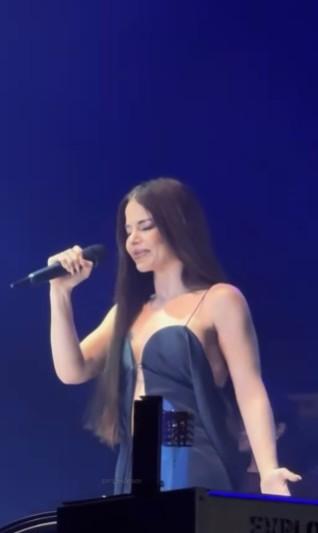 Ablasının ölümüyle sarsılan Simge Sağın, sahnede zor anlar yaşadı