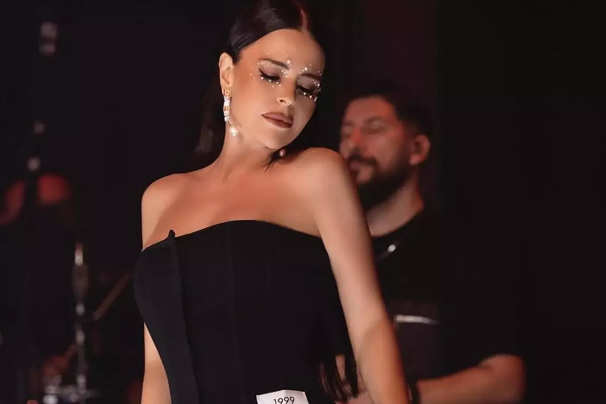 Ablasının ölümüyle sarsılan Simge Sağın, sahnede zor anlar yaşadı