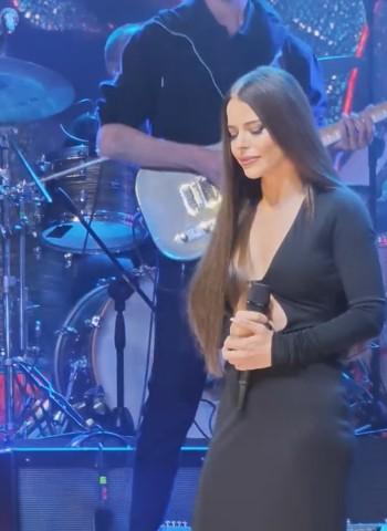 Ablasının ölümüyle sarsılan Simge Sağın, sahnede zor anlar yaşadı