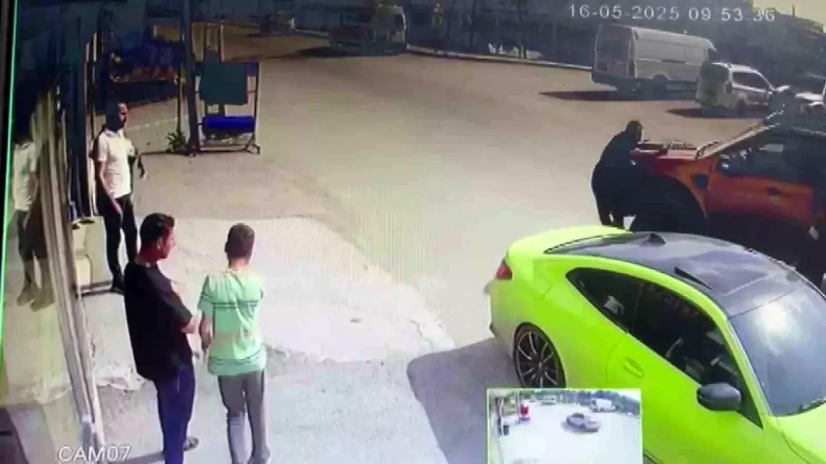 Adana'da Şaka Yüzünden Kamyonetin Çarptığı Genç Hastanelik Oldu