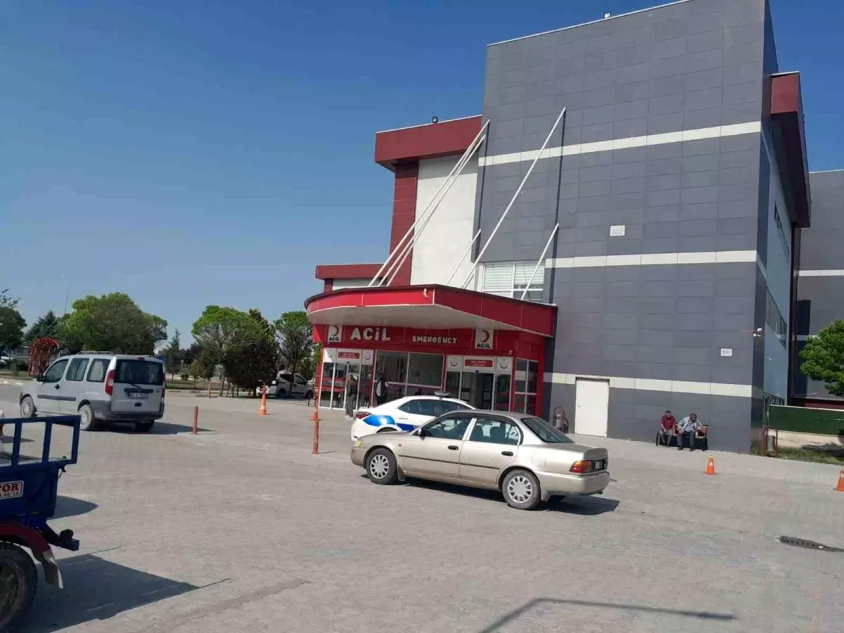 Konya'da İş Makinesiyle Malzeme İndirirken Ayak Sıkışması