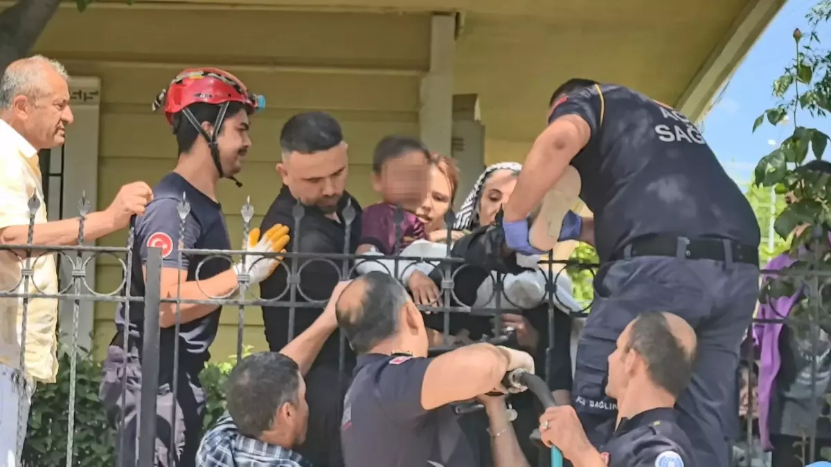 İnegöl'de Bahçe Duvarından Atlarken Demir Saplanan Çocuk Hastaneye Kaldırıldı