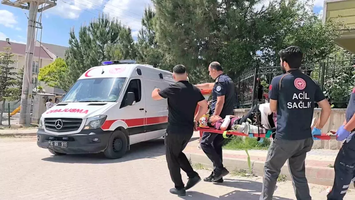 İnegöl'de Oyun Oynarken Bahçe Duvarında Sıkışan Çocuk Kurtarıldı