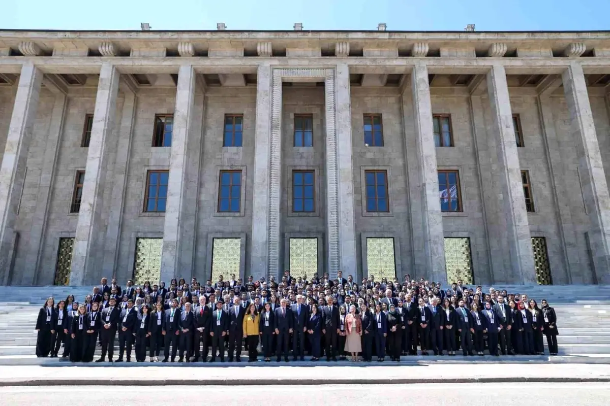 Bakan Osman Aşkın Bak, Gençlerle TBMM'yi Ziyaret Etti
