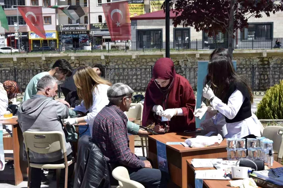 Bayburt'ta 'Hipertansiyon Günü' kapsamında vatandaşların tansiyonları ölçüldü
