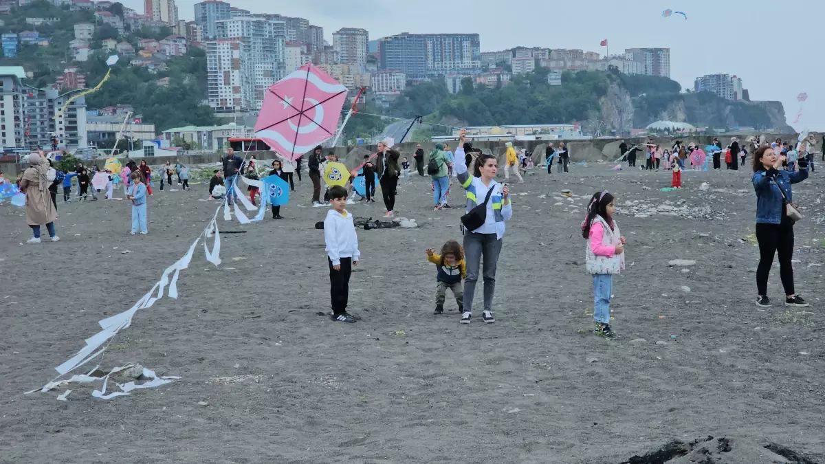 Zonguldak'ta Renkli Uçurtma Festivali Yağmura Rağmen Devam Etti