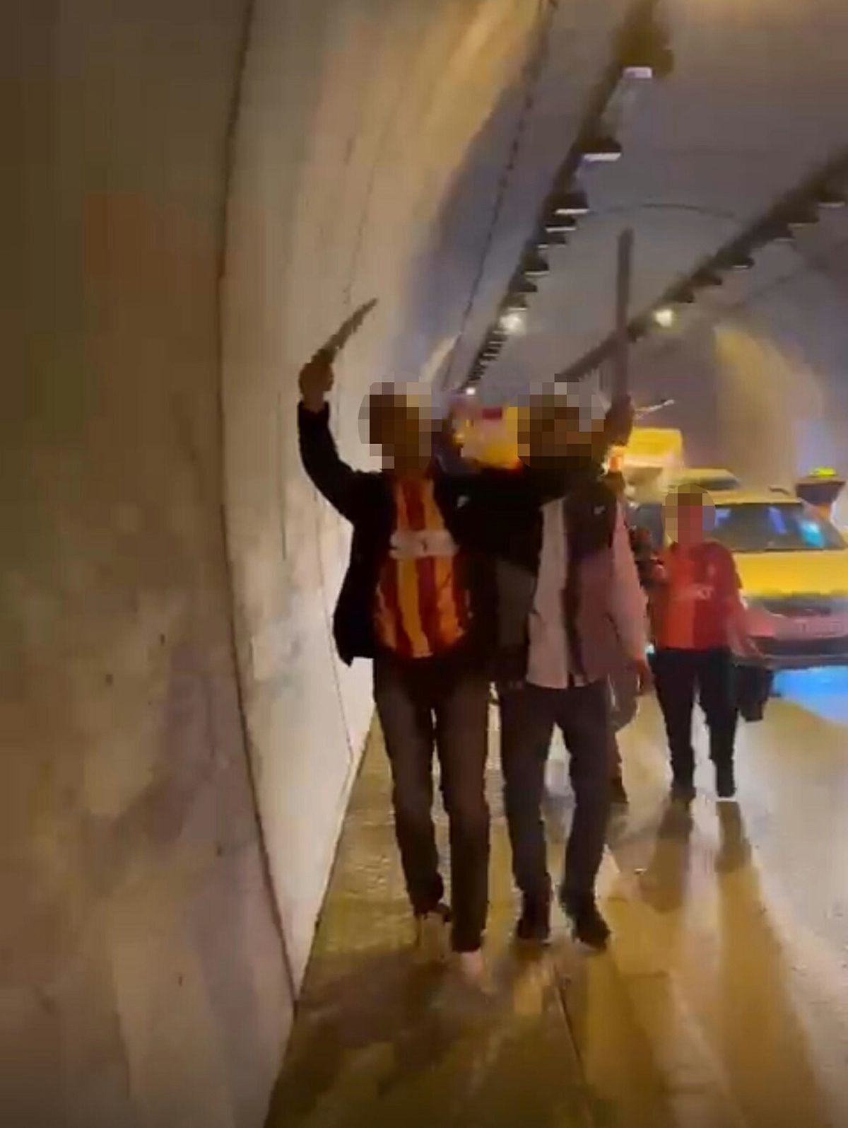 Galatasaray Kutlamalarında Bıçakla Yürüyen İki Taraftar Serbest Bırakıldı