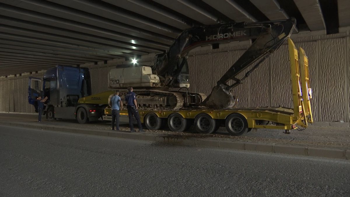 Elazığ'da TIR Alt Geçitte Sıkıştı, 1,5 Saat Sonra Kurtarıldı
