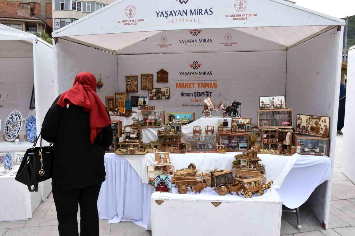 Emekli Sanatçı Minyatür Eserleri ile Hayran Bırakıyor