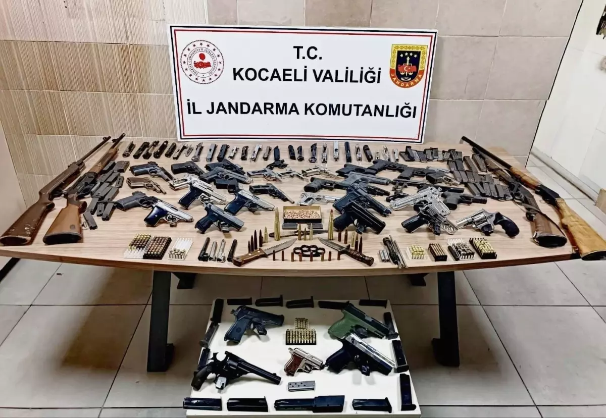 Kocaeli'de Ruhsatsız Silah Operasyonu: 14 Tabanca ve 4 Av Tüfeği Ele Geçirildi