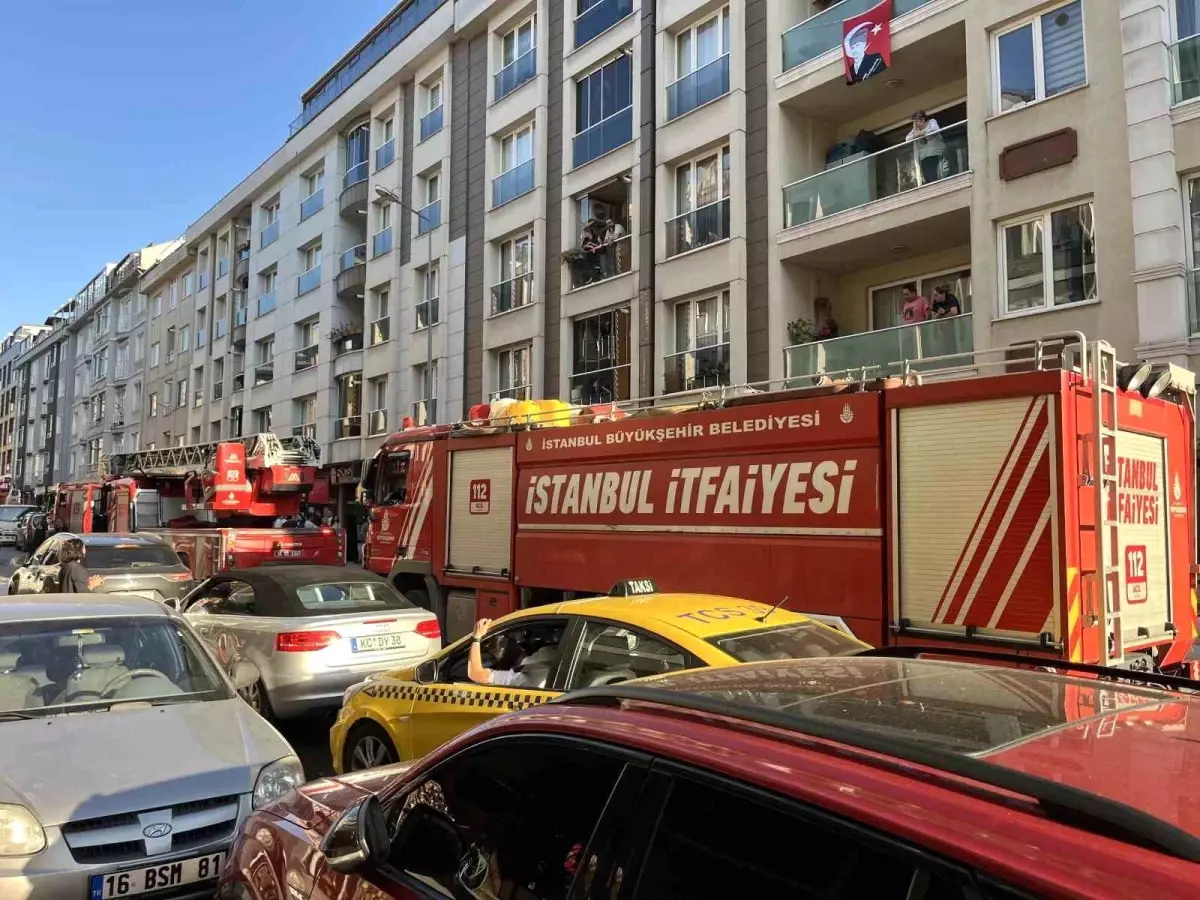 Eyüpsultan'da Çatı Yangını, İki Binayı Tehdit Etti