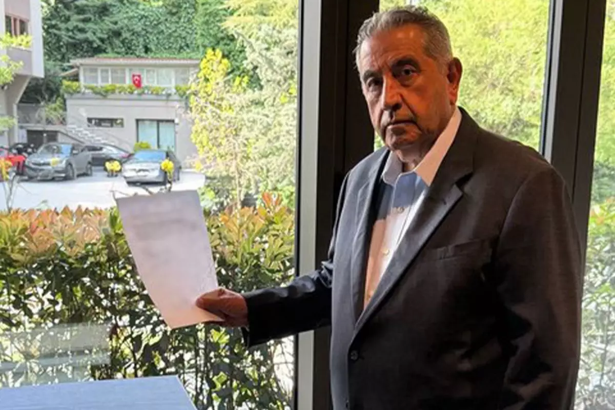 Fenerbahçe'de Başkan Adayı Mahmut Uslu, kongre için başlatılan kampanyada imza verdi