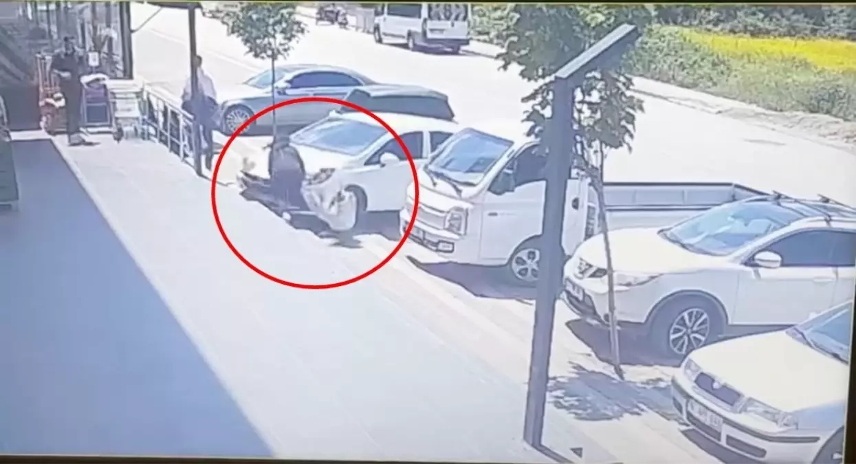 Kaldırımda Yürüyen Öğrenciye Otomobil Çarptı: Durumu Ciddi