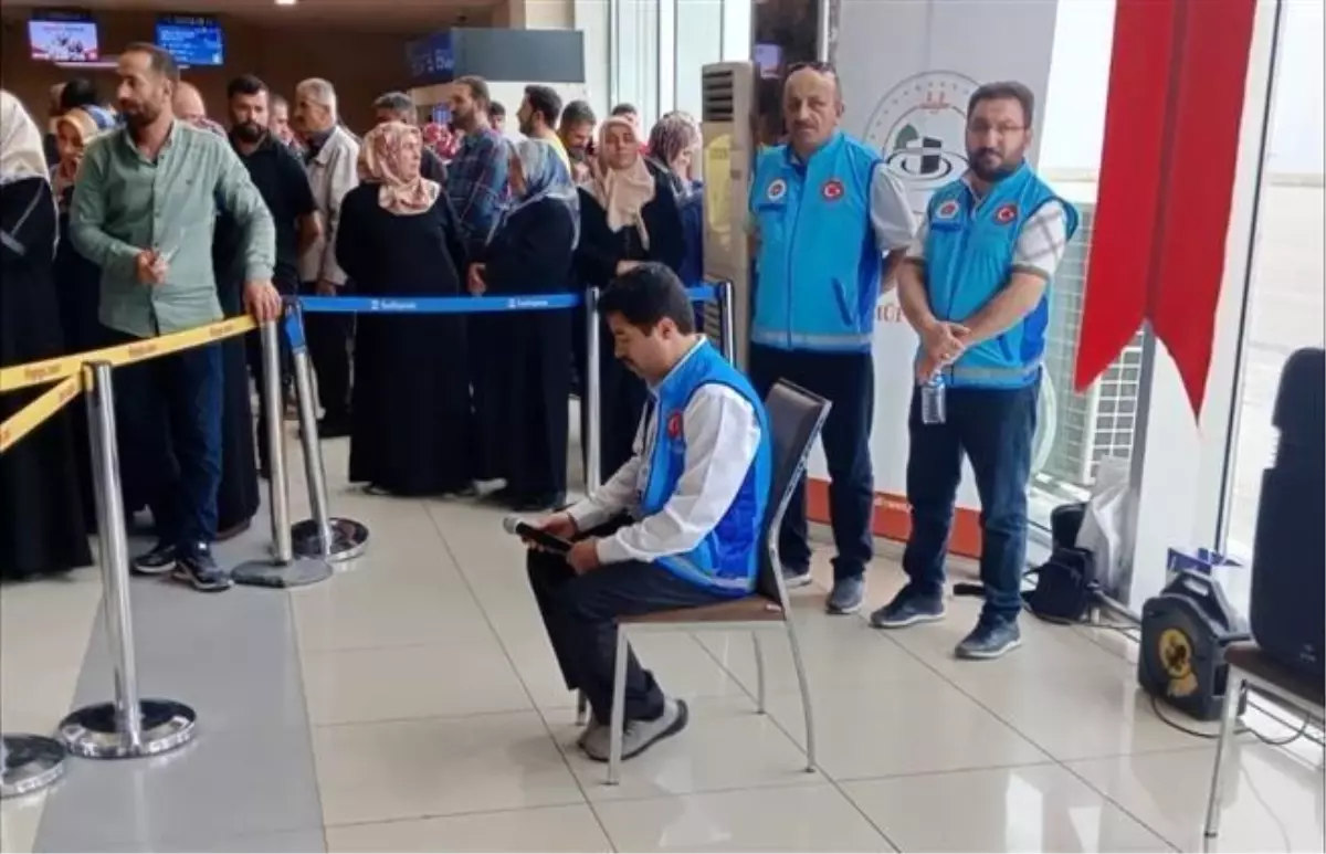 Hakkarili Hacı Adayları Medine'ye Uğurlandı