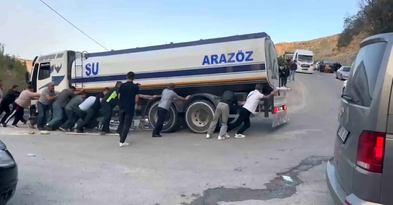 Hatalı Park Edilen Araçlar Arazözü Sıkıştırdı, Vatandaşlar Yardım Etti