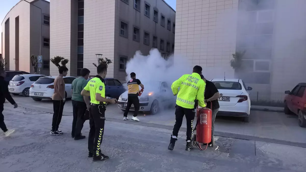 İnegöl Devlet Hastanesi Önünde Otomobil Yangını