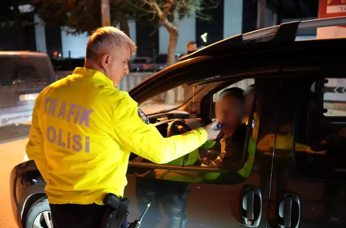 Isparta'da Gece Trafik ve Asayiş Uygulaması: 12 Sürücüye Ceza