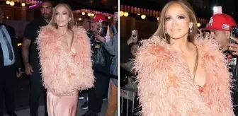 Jennifer Lopez, sütyensiz katıldığı konserde frikik verdi